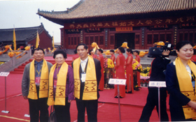 第二届中华姓氏文化节-江西、厦门代表在太昊大殿前合影
